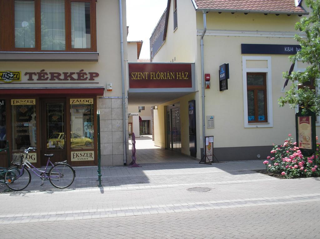 Mediterran Szallas Gyula Eksteriør billede